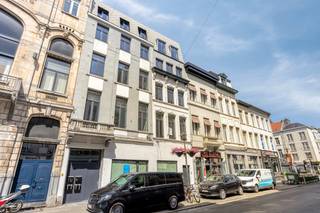 !!!Gelieve uw bezoekaanvraag per e-mail te sturen naar info@rochtusvastgoed.be, met vermelding van uw naam, gsm-nummer en het adres van het te bezoeken pand!!!<br /><br />Dit instapklare appartement is gelegen in de Breydelstraat te Antwerpen, op wandelafstand van de Meir, de Rooseveltplaats en het Centraal Station. Dankzij de uiterst centrale ligging bevinden winkels, openbaar vervoer, horeca en alle nodige voorzieningen zich in de onmiddellijke nabijheid.<br /><br />Het appartement bevindt zich op de tweede verdieping en verkeert in uitstekende staat van onderhoud en werd volledig gerenoveerd. Aan de voorzijde bevindt zich de lichtrijke leefruimte met open keuken. Dankzij de vele raampartijen geniet deze ruimte van een aangename natuurlijke lichtinval. De keuken is volledig geïnstalleerd en voorzien van een vaatwasmachine, wastafel met kraan, oven, koelkast en voldoende opbergkasten.<br /><br />De badkamer is modern ingericht met een inloopdouche, badkamermeubel, toilet en aansluiting voor de wasmachine.<br />Achteraan bevinden zich twee volwaardige slaapkamers, beide met toegang tot het terras. Dit terras vormt een absolute meerwaarde en biedt voldoende ruimte om aangenaam buiten te vertoeven.<br /><br />Verder beschikt het appartement over dubbele beglazing en werden de muren volledig geïsoleerd. Gas en elektriciteit zijn individueel. De gemeenschappelijke kosten bedragen €30 per maand voor het waterverbruik.<br /><br />Kortom, een volledig gerenoveerd en instapklaar appartement met twee slaapkamers en een uitzonderlijk ruim terras, gelegen op een toplocatie in het centrum van Antwerpen.