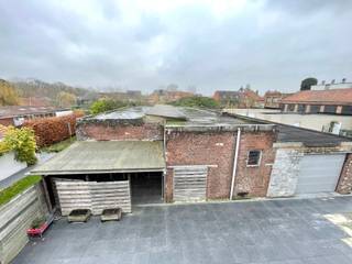 Ontdek dit ruime magazijn, ideaal gelegen in de Rekkemsestraat te Marke.Het gebouw heeft een totale bruikbare oppervlakte van 555 m² en bevindt zich...