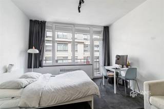<p><span>Instapklare studio (32 m²) met terras (3 m²) in Antwerpen (2000)</span></p><p><span>In de Leopoldstraat geniet je van een absolute topligging in hartje Antwerpen. Van de Meir en het historische stadscentrum tot het Zuid en het Stadspark: alle hotspots bevinden zich op wandelafstand. Dankzij de nabijheid van openbaar vervoer, velo-stations en belangrijke invalswegen verplaats je je bovendien vlot in en rond de stad.</span></p><p><span>De studio bevindt zich op de derde verdieping van een gebouw met vijf verdiepingen, waarvan het dak conform geïsoleerd is. </span><span>De vaste kosten bedragen € 180/maand en omvatten water, syndicus, minuterie, schoonmaak, brandverzekering, reservefonds, onderhoud gebouw en lift</span><span>. De studio werd steeds netjes onderhouden en is volledig instapklaar. De elektriciteit is conform, de verwarming is elektrisch en de PVC-ramen zijn voorzien van dubbele beglazing. Bovendien behaalt de studio een gunstige EPC-score B.</span></p><p><span>Met een oppervlakte van circa 32 m² beschikt de studio over een praktische indeling met een gecombineerd leef- en slaapgedeelte, een kitchenette en een aparte badkamer. De badkamer is uitgerust met een douchecabine, toilet en lavabomeubel.</span></p><p><span>Een extra troef is het west-georiënteerde terras van 3 m², waar je kan genieten van de namiddag- en avondzon.</span></p><p><span>Ben je op zoek naar een startersappartement of een interessante investering op een absolute toplocatie? Mis deze kans niet! Bruikbare vloeropp. 32 m² – ref.: bruto vloeropp. EPC-certificaat. Voor meer info of een gratis schatting surf naar </span><span><span>www.hansimmo.be</span></span></p><p><span> </span></p>