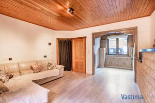 Deze woning onderging tussen 2017 en 2024 verschillende renovatiewerken: Daken werden vernieuwd, zonnepanelen, zonneboiler en batterij werden geïnstalleerd, nieuwe ramen geplaatst, …<br /><br />Bij het binnenkomen word je ontvangen in de praktische inkomhal die toegang biedt tot de leefruimte. De gezellige woonkamer sluit naadloos aan op de geïnstalleerde keuken, de aanwezigheid van een grote lichtkoepel zorgt voor extra lichtinval en een ruimtelijk gevoel. Aansluitend bevindt zich de badkamer, uitgerust met dubbele lavabo en bad, evenals aansluitingen voor wasmachine en droogkast. Afzonderlijk toilet op het gelijkvloers.<br /><br />Op de eerste verdieping bevinden zich 2 volwaardige slaapkamers, elk voorzien van verwarming en rolluiken. Een vaste trap leidt naar de zolderruimte, een veelzijdige verdieping die perfect kan dienen als 3de slaapkamer, bureau of bergruimte – volledig aanpasbaar aan jouw persoonlijke woonbehoeften.<br /><br />Achteraan de woning vind je een praktische opbergruimte, ideaal voor tuinmateriaal of opslag. De zuid gerichte tuin biedt een aangename combinatie van zon en rust, en vormt een heerlijke plek om tot rust te komen na een drukke dag.<br /><br />EPC label C - 292 kWh – geen renovatieplicht / Asbestveilig / Dubbel glas / CV op Aardgas / 10 zonnepanelen / Conformiteitsattest beschikbaar/ Beperkt KI van 431 Euro!<br /><br />De centrale ligging nabij scholen, winkels, openbaar vervoer en belangrijke invalswegen maakt van deze woning een unieke kans voor elke starter of gezin. Dankzij het beschikbare conformiteitsattest, kan deze woning direct verhuurd worden.<br /><br />Starters waarderen het betaalbare wooncomfort, gezinnen profiteren van de bereikbaarheid en investeerders herkennen meteen het potentieel van een solide, rendabele opportuniteit.<br /><br />Grijp deze kans en plan meteen jouw bezoek!