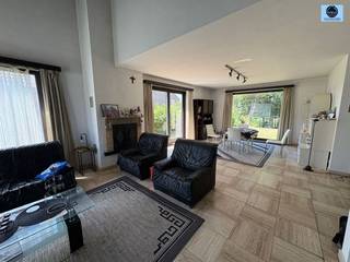 <p><span>RUSTIG GELEGEN, CHARMANTE VIERGEVELWONING MET 4 SLAAPKAMERS</span></p><p><span>Richtprijs : 399.000 euro</span></p><p><span> </span></p><p><span>Deze speciale woning is gelegen in een zeer leuke buurt en tevens rustige straat.</span></p><p><span> </span></p><p><span>De woning heeft op de gelijkvloerse verdiep een zeer ruime, lichtrijke living, keuken, berging, 1ste badkamer met douchecabine en 1ste slaapkamer.</span></p><p><span> </span></p><p><span>Op verdiep zijn er nog 2 kamers en een 2de badkamer.</span></p><p><span> </span></p><p><span>In de living is er een vide met zicht over de living, waar perfect een open bureel kan gemaakt worden.</span></p><p><span> </span></p><p><span>De woning heeft een Epc label D ( geen renovatieverplichting ).</span></p><p><span> </span></p><p><span>Onderaan de woning bevindt zich een dubbele garage.</span></p><p><span> </span></p><p><span>Eveneens is er een ruime tuin met zicht over de velden.</span></p><p><span> </span></p><p><span>Wie net dat tikkeltje anders zoekt, zit hier helemaal goed.</span></p><p><span> </span></p><p><span>Voor info bel 0475/51.40.73 of stuur een mail naar info@svena.be</span></p><p><span> </span></p><p><span>Deze gegevens zijn louter informatief en wij kunnen niet aansprakelijk gesteld worden voor eventuele onjuistheden.</span></p><p><span>De bewoonbare oppervlakte is slechts indicatief.</span></p><p><span> </span></p><p><span> </span></p>