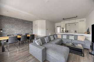 Vous recherchez un appartement prêt à emménager et récemment rénové à Deurne ? Alors cet appartement à vendre sur le Ter Heydelaan est peut-être fait pour vous ! Cet appartement lumineux est situé au troisième et dernier étage de l'immeuble et dispose de placards intégrés, d'une salle de bains rénovée et d'une cuisine. Situé au centre de Deurne, les magasins, les écoles et les transports en commun sont accessibles à pied. Cette situation à Deurne rend également la propriété très intéressante pour ceux qui souhaitent acheter un bien immobilier en tant qu'investissement.Cet appartement présente la configuration suivante : - hall d'entrée - espace de vie lumineux- cuisine entièrement équipée - chambre - deuxième chambre (servant actuellement de dressing) - salle de bain spacieuse avec toilettes Cet appartement à Deurne a été rénové avec le souci du détail. De plus, il dispose d'un mur complet avec des placards intégrés dans le salon, vous offrant ainsi un espace de rangement supplémentaire. Cette propriété à vendre est idéale pour ceux qui recherchent un appartement prêt à emménager dans le centre de Deurne.Êtes-vous intéressé par l'achat de cette propriété à Deurne ? N'hésitez pas à nous contacter. L'agence immobilière Dewaele de Deurne sur la Turnhoutsebaan est heureuse d'être à votre service.Vous souhaitez une estimation gratuite de votre propriété ? appelez-nous pour une conversation informelle au 03/206.76.76 ou envoyez un mail à deurne@dewaele.com