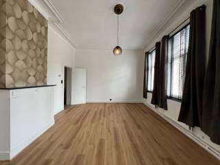 In het bruisende stadscentrum van Ieper, bevindt zich dit gezellig appartement met magnifiek zicht op het Astridpark, nabij lokale handelaars en de Grote Markt van Ieper. <br /><br />Het appartement is gelegen op de 1e verdieping en is bereikbaar via de gemeenschappelijke inkomhal/traphal. Verder beschikt het appartement over een gezellige woonkamer, een praktische keuken, een badkamer, een toilet en 2 slaapkamers.<br /><br />Deze topper is voorzien van lichtarmaturen, gordijnen en lamellen. <br /><br />Onmiddellijk beschikbaar.