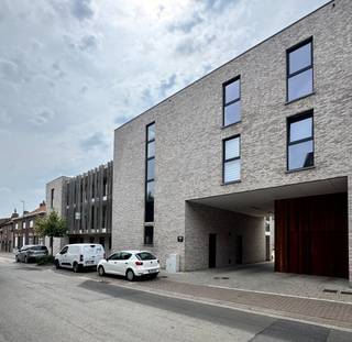 Dit appartement (A1.1) is gelegen op de 1ste verdieping in de Residentie Brouwershof te Westrozebeke (Staden) en bestaat uit: inkomhal - toilet - badkamer - leefruimte - keuken - berging - 2 slaapkamers - terras - garagebox (GB 105)<br /><br />Troeven van dit appartement: <br />- EPC-label A<br />- bewoonbare oppervlakte van 90 m²<br />- terras van 5,49 m²<br />- momenteel is het appartement met garagebox verhuurd aan 700 €/mnd<br /><br />Verkoop onder het stelsel van 21% BTW.