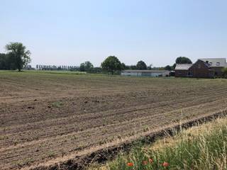 <p>Ontdek deze prachtige bouwgrond aan de Nieuwpoortstraat in Lokeren, waar de ruimte en mogelijkheden samenkomen op een perceel van maar liefst 913 vierkante meter. Dit open bouwperceel biedt u de kans om uw woonidealen te verwezenlijken in een serene omgeving, omgeven door natuur en tranquilliteit. De ligging spreekt zowel gezinnen als natuur- of rustliefhebbers aan en vormt de ideale basis voor het creëren van uw droomwoning.</p>
<p>Met deze grond heeft u de volledige vrijheid om te bouwen naar uw eigen wensen en stijl. Of u nu kiest voor een moderne architectuur of een traditionele uitstraling, hier krijgt u de gelegenheid om uw persoonlijke touch aan te brengen. De omgeving is rustig en kindvriendelijk, waardoor het perfect is voor het opgroeien van een gezin. Grijp deze kans om een nieuw hoofdstuk te starten in een omgeving die aanvoelt als een waar paradijs. Neem vandaag nog contact met ons op voor meer informatie en ontdek de mogelijkheden die deze bijzondere locatie te bieden heeft.</p>