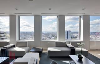 Volledig gerenoveerde kantoorruimte van 458 m² te huur, met een luxueuze uitstraling en op een absolute topligging. Het kantoorgebouw heeft een sterke visibiliteit en is uitstekend gelegen vlak aan de bedrijvige <strong>Louizalaan</strong>, de locatie garandeert een zeer vlotte bereikbaarheid met zowel het openbaar vervoer als de wagen.<br /><br />De instapklare kantoorruimte maakt deel uit van het prestigieuze kantoorgebouw "<strong>Bastion</strong>" met een magnifiek <strong>panoramisch uitzicht</strong>. Het kantoor is gelegen op de vijftiende verdieping en is <strong>hoogwaardig en stijlvol ingericht</strong> met alle hedendaagse voorzieningen zoals led-verlichting en airconditioning. Bovendien geniet de ruimte van veel natuurlijke <strong>lichtinval </strong>dankzij de grote raampartijen. Het kantoorgebouw beidt tal van <strong>exclusieve faciliteiten</strong> waaronder een receptie, verschillende vergaderruimtes, een coffee corner en sportfaciliteiten. <br /><br />Tevens is er een fietsenstalling en een ondergrondse <strong>parking </strong>aanwezig met laadmogelijkheden. Andere oppervlaktes mogelijk. Onmiddellijk beschikbaar!<br /><br />Contacteer <strong>PANORAMA B2B</strong> voor meer informatie of een vrijblijvend plaatsbezoek <strong>0477 09 00 09</strong>.