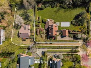 WATERLOO - Dans le quartier très prisé du Faubourg, à la frontière de Rhode-Saint-Genèse, et à quelques pas du centre de Waterloo, ses...