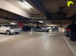 In Antwerpen in een veilige garage onder een appartementsgebouw vinden we deze autostaanplaats terug. De staanplaats is te bereiken via een brede...