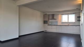 <p><span>Recent appartement op bovenste verdieping nabij centrum Hoeselt</span></p><p><span>Op zoek naar een modern appartement met veel ruimte én een zalig terras? Dan is dit appartement op de bovenste verdieping van een recent gebouw langs de Bilzersteenweg in Hoeselt absoluut een bezoek waard.</span></p><p><span>Dankzij de lift bereik je het appartement moeiteloos. Binnen word je verwelkomd door een ruime en lichtrijke living, perfect om te ontspannen of gasten te ontvangen. Het appartement beschikt over twee volwaardige slaapkamers, ideaal voor een koppel, een klein gezin of wie graag een bureau of hobbykamer heeft.</span></p><p><span>Een echte troef is het zeer ruime terras: hier geniet je in alle rust van de buitenlucht, een koffietje in de ochtend of lange zomeravonden. Verder is er een ruime berging voor extra opslagcomfort.</span></p><p><span>Praktisch wonen wordt hier compleet gemaakt met een aparte garagebox en het gebruik van een gemeenschappelijke fietsenberging.</span></p><p><span>Huurprijs: 880 euro/maand<br />Gemeenschappelijke kosten: 100 euro/maand</span></p><p><span>Bij interesse kan je contact met ons opnemen via <span>info@immopa.be</span></span><span> of via 089/50.35.85.</span></p>