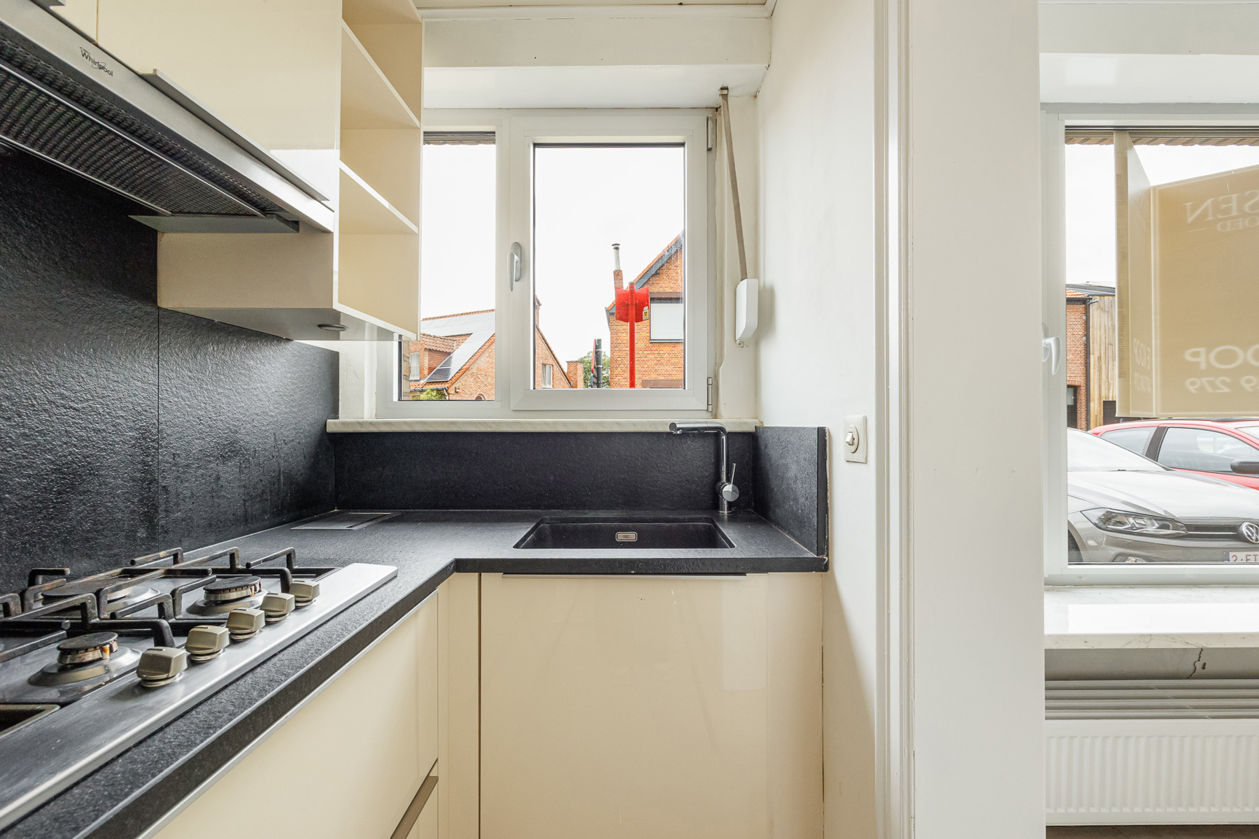 Gelijkvloersappartement met 2 slaapkamers, tuin en garagebox - foto 4