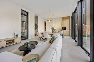 Ruim gelijkvloers appartement met uitzonderlijk hoge plafonds en uniek terras. (A001)Centrum Hasselt, op slechts 5 minuten wandelen van de grote...