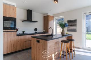 <p><strong>LIGGING en OMGEVING<br /><br /></strong>Dit woonproject BegijnHof is gelegen in Astene, een pittoresk dorp.<br />Deze nieuw aangelegde woonwijk is gelegen in een doodlopende straat, op een boogscheut van openbaar vervoer en het centrum van Deinze. Er is eveneens een vlotte verbinding met belangrijke verkeersassen, zoals N43 en E17 richting Gent.<br /><br /><strong>PROJECT en AFWERKING<br /><br /></strong>De nieuwe fase omvat twaalf moderne woningen, waarbij je de keuze hebt tussen gesloten en halfopen bebouwingen.<br />De woningen van Begijnhof beschikken over een garage of carport en er is ook een aparte fietsenberging.<br />Deze nieuwe woningen beschikken allen over een comfortabele leefruimte met open keuken en aansluitende berging. De grote raampartijen zorgen voor veel natuurlijke lichtinval en bieden zicht op de mooie tuin. Alle woonentiteiten van Begijnhof hebben drie slaapkamers en een grote badkamer met dubbele lavabo, inloopdouche en ligbad.<br /><br />De sleutel-op-de-deur woningen van Begijnhof genieten een hoogwaardige afwerking en laag energiepeil. Zo is gekozen voor een warmtepomp in combinatie met vloerverwarming, zonnepanelen en driedubbele beglazing.<br /><br /><span>INDICATIE oplevering:</span><br /><span>Lot 140-144 einde kwartaal 1, 2025</span><br /><span>Lot 145-151 begin kwartaal 4, 2025</span><span><br /></span><span>lot 174 -176 - 177 - 178 oplevering gekoppeld aan het moment van verkoop.<br /><br />NIEUWE FASE<br />Lot 179 - 194 oplevering gekoppeld aan het moment van verkoop.<br /><br /></span>Contacteer Fanny voor meer informatie 0472 01 51 51.<br />Foto's zijn van de modelwoning in deze verkaveling.</p>