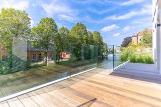 INDELING
Vanuit de inkom heeft u toegang tot een bureauruimte met bibliotheek, de leefruimte met gashaard en open Bulthaup-keuken, berging, gastentoilet en vestiaire. De vide naar de lager gelegen vertrekken springt onmiddellijk in het oog. Vanop het uitkragende terras, heeft u een uitzonderlijk panoramisch zicht op zowel de oude Bijlokesite als de Leie.
De monumentale trap of de privé lift brengt u naar de lagere vertrekken, waar u rechtstreeks contact krijgt met de Leie. Op de lagere vertrekken bevinden zich 2 ruime slaapkamers met eigen badkamer, dressing en afzonderlijk toilet. De multifunctionele en-suite ruimte met gashaard kan u gebruiken als 2de salon of als ontvangstruimte. Het appartement werd afgewerkt met op maat gemaakte kasten, en voorzien van vloerverwarming, airco, ventilatiesysteem D en zonnepanelen. Dankzij de rolstoeltoegankelijke privé lift is het duplex appartement ook bewoonbaar door en toegankelijk voor personen met een fysieke beperking.
LIGGING
Vanuit de residentie Bijlokezicht is er een vlotte verbinding van en naar het centrum met het openbaar vervoer, te voet of via de Leie met watertaxi door de aanwezigheid van een collectieve steiger. Het appartement biedt alle rust en privacy doch het bloeiende Gentse stadsleven, met al zijn mogelijkheden, zijn maar een paar passen van u verwijderd.
Bij het appartement hoort een ondergrondse berging, en de mogelijkheid om één of meerdere autostaanplaatsen bij te kopen.
Vraag uw bezoek aan 0488/146277