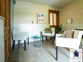 VERNIEUWDE EENGEZINSWONING MET PRACHTIGE TUIN. De aangename sfeer die het vlakbij gelegen kerkplein van het landelijke ZARLARDINGE uitstraalt, krijg je ook meteen als je deze woning binnenwandelt. Heel wat authentieke elementen zoals eiken balken, deuren, vloeren trekken jouw aandacht terwijl je aanvoelt dat het eigentijdse comfort aanwezig is : dubbel glas, voldoende isolatie, een degelijke centrale verwarming, zonnepanelen, moderne keuken met zicht op de tuin...Indrukwekkend en voor de liefhebber : een achterbouw werd nieuw opgebouwd en voorzien van extra geluidsisolatie omdat deze ruimte nu dienst doet als een muziekstudio (geluidsdichte ramen en absorberende wanden) . Vernieuwd dak met 12 ZONNEPANELEN. Indeling : ruime inkomhal in 2 delen met WC en bergingsmogelijkheid, met toegang tot het achtergedeelte of living. Leefruimte met salon en eetplaats. Aangrenzend de open keuken met zicht op de prachtige vlakke tuin. Achteraan eerst nog een praktische ruimte (wasplaats/strijkruimte), gevolgd door een slaapkamer. Eerste met 3 slaapkamers en een gloednieuwe badkamer. Alles bereikbaar via een overloop. Op en top charme zowel binnen als buiten, ook in de omgeving, gekend om haar tradities en wandel/fietsrecreatie. Kleuter-en basisonderwijs om de hoek alsook warme bakker en horeca. Vraag snel uw individueel geleid bezoek aan Cedric & Team via 054412500.