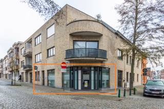 Een recent (bouwjaar 2000) en lichtrijk handels-/kantoorgelijkvloers (110m²).<br />TOP gelegen in het centrum, winkels en op wandelafstand van het station.<br /><br />Gelijkvloers: inkomhal met toilet, wachtzaal, 3 bureau’s, keuken, sanitair blok.<br /><br />Buitenschrijnwerk PVC dubbele beglazing - Individuele recente condensatieketel op aardgas<br />EPC: in aanvraag<br />Vrij bij akte.<br />Nutsvoorzieningen: individuele tellers water, gas en elektriciteit<br />Geen gemeenschappelijk lasten<br /><br />Stedenbouwkundige inlichtingen aangevraagd.