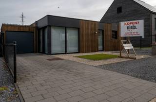 Ben je op zoek naar een gelijkvloers, energiezuinig huis?<br />Dan is deze woning op de Michel Scheperslaan 164 vast iets voor u.<br />Er zijn twee slaapkamers, een badkamer met douche, een wasplaats en een ruime living met open keuken, deze keuken is volledig ingericht met alle toestellen.<br />De auto's kunnen zowel voor het huis als achter de poorten geparkeerd worden. Verder zijn er buiten nog een tuinhuis, een carport voor de auto en een carport waar zelfs een mobilhome onder past.<br />De combinatie alu-ramen met dubbel glas - isolatie - zonnepanelen en warmtepompen zorgt voor een A-label op het epc-verslag.<br /><br />Interesse? Bel dan snel op het nummer 0491 15 30 43 of mail naar hallo@nielsvastgoed.be Ik help je graag verder.