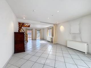 <p>Wonen &amp; werken in Beernem – Ruime woning met ca. 120 m² opslagruimte!<br /><span><span><span><span><span><span><span><span><span><span><span><span><span><span>Ruime en veelzijdige eigendom op 624m² grond</span><span>, met maar liefst </span><span>270 m² bewoonbare oppervlakte</span><span>, 3 slaapkamers en de mogelijkheid tot </span><span>gelijkvloers wonen</span><span>.</span></span></span></span></span></span></span></span></span></span></span></span></span></span><br /><span><span><span><span><span><span><span><span><span><span><span><span><span><span>De absolute troef is de </span><span>ca. 120 m² grote garage/opslagruimte met bureel</span><span>, ideaal voor </span><span>zelfstandigen en ondernemers</span><span>. Zeer geschikt als opslagruimte voor materiaal, voertuigen en goederen.</span></span></span></span></span></span></span></span></span></span></span></span></span></span><br /><span><span><span><span><span><span><span><span><span><span><span><span><span><span>De woning combineert comfortabel wonen met de mogelijkheid om </span><span>wonen en werken op één locatie</span><span> te verenigen.</span></span></span></span></span></span></span></span></span></span></span></span></span></span><br /><br /><strong>INDELING:<br /><em><u>Gelijkvloers:</u></em><br /><u>WONING:</u></strong><br />Ruime inkomhal - LICHTRIJKE living - volledig ingerichte keuken (O.a. met keramisch fornuis, dampkap, dubbele spoelbak, heteluchtoven, ingebouwde microgolfoven, frigo en vaatwasmachine) - veranda (met gashaard) – ruime berging/wasplaats (met voorzieningen voor wasmachine en droger) - 2de leefruimte (met gashaard, sauna en douche) - veranda -  afzonderlijk gastentoilet - slaapkamer/bureel - ruime garage (met automatische sectionale poort) - ZUIDgericht terras - ruime verharde oprit.<br /><br /><u><strong>BIJGEBOUW:</strong></u><br />Opslagruimte (met automatische sectionale poort) - bureel - wasplaats - afzonderlijk toilet - douche.<br /><br /><em><strong><u>Eerste verdieping:</u></strong></em><br />Ruime nachthal/bureelruimte (extra slaapkamer mogelijk) – kwalitatieve badkamer (O.a. met lavabomeubel, hangtoilet, ligbad én douche) - ruime slaapkamer met ruime dressing – slaapkamer 3 met mezzanine.<br /><br /><u><strong>Opmerkingen:</strong></u><br />- 28 ZONNEPANELEN aanwezig!<br />- ROLLUIKEN aanwezig!<br />- Volledig omheind.<br />- Videofonie aanwezig.<br />- Waterverzachter aanwezig.<br />- <span><span><span><span><span><span><span><span><span><span><span><span><span><span><span>270 m² bewoonbare oppervlakte</span></span></span></span></span></span></span></span></span></span></span></span></span></span></span><br />- Afgesloten met elektrische toegangspoort.<br /><br />Een unieke kans voor wie ruimte zoekt om comfortabel te wonen én professioneel actief te zijn. GELIJKVLOERS wonen mogelijk! Aarzel zeker niet om ons te contacteren voor een bezoek ter plaatse: 050/70.01.02 - info@centro.be.</p>