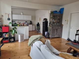 Cosy appartement op eerste verdieping nabij station Lier.Indeling: Woonkamer met open ingerichte keuken met elektrische kookplaat, dampkap -...