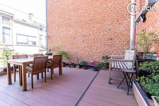<p>Karaktervolle stadswoning met ruim zonneterras én garage in hartje Zurenborg<br /><br />In een van de meest gegeerde buurten van Antwerpen bevindt zich deze stijlvolle en instapklare stadswoning waar karakter, comfort en stadsleven perfect samenkomen.<br /><br />Deze woning onderscheidt zich door een zeldzame troef in Zurenborg: de combinatie van een ruime garage én een ruim terras. In een wijk waar buitenruimte en parkeergelegenheid bijzonder schaars zijn, vormt dit een absolute meerwaarde.<br /><br />De woning werd gerenoveerd in 2017 en combineert authentieke charme met hedendaags wooncomfort. Achter de karaktervolle gevel schuilt een lichtrijke woning met een aangename indeling, warme leefruimtes en een gezellige sfeer.<br /><br />Het ruime terras vormt een echte verlenging van de leefruimte en biedt alle rust om te genieten van lange zomeravonden, een ontbijt in de zon of gezellige momenten met vrienden en familie midden in de stad.<br /><br />Verder beschikt de woning over:<br /><br />3 volwaardige slaapkamers<br />2 badkamers<br />een ruime garage<br />lichtrijke leefruimtes<br />conforme elektriciteit<br />EPC label C<br /><br />De ligging is zonder twijfel een extra troef. U woont hier op wandelafstand van de Dageraadplaats, gezellige restaurants, hippe cafés, winkels, openbaar vervoer en belangrijke invalswegen. Zurenborg staat bekend om zijn unieke architectuur, levendige sfeer en uitstekende bereikbaarheid.<br /><br />Bent u op zoek naar een karaktervolle stadswoning met buitenruimte én garage op een absolute toplocatie in Antwerpen? Dan is dit een opportuniteit die u ter plaatse moet ervaren.<br /><br />Contacteer ons vandaag voor een bezoek en ontdek zelf de ruimte, het licht en het unieke karakter van deze woning.</p>