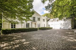 <p><span>Statige villa op toplocatie met unieke parktuin op een terrein van ca. 19.500 m² </span></p><p><span> </span></p><p><span>Indeling</span></p><p><span>U betreedt de villa middels de centrale inkomhal met gastentoilet en vestiaire. Toegang tot een bureelruimte voorzien van parketvloer, alsook toegang tot de ruime living weke eveneens is voorzien van een parketvloer. De woonkamer bestaat uit een zitkamer met gashaard en een aparte eetkamer welke dankzij grote raampartijen zicht hebben over tuin en terras. Aparte TV kamer. De ruime leefkeuken met ontbijtkamer is voorzien van een hoogwaardig afgewerkte keuken met Gaggenau toestellen. De ontbijtkamer geeft toegang tot tuin en terras. Zeer praktische wasplaats / bijkeuken en doorgang naar de garage.</span></p><p><span> </span></p><p><span>Garage </span></p><p><span>De inpandige garage met poorten aan voor- en achterzijde biedt ruimte aan twee auto's. </span></p><p><span> </span></p><p><span>Guestroom</span></p><p><span>Boven de garage bevindt zich een ruim appartement of ruimte voor inwonend personeel. </span></p><p><span> </span></p><p><span>Verdieping</span></p><p><span>De nachthal geeft u toegang tot de mastersuite met dressingkamer, ruime badkamer en slaapkamer. Nog twee slaapkamers met eigen douchekamer of badkamer.</span></p><p><span> </span></p><p><span>Tuin en buitenruimtes</span></p><p><span>Dankzij de ruime parktuin met volwassen bomenbestand geniet u van alle rust en privacy, en dit op een absolute toplocatie. Er zijn meerdere ruime terrassen voorzien, alsook een paviljoen met poolhouse, verwarmd zwembad en ingericht poolhouse. </span></p><p><span> </span></p><p><span>Bijzonderheden</span></p><p><span>Deze statige villa werd in 2014 zeer grondig verbouwd met hoogwaardige afwerking en voldoet nog aan hedendaagse wensen en normen. Energieklasse B. De villa is voorzien van diverse luxe zaken zoals een high end keuken met Gaggenau toestellen, uitgebreid alarm systeem, domotica (Crestron), elektrische gordijnen, rolluiken etc. </span></p><p><span> </span></p><p><span>- Mogelijkheid tot verkavelen / bijkomend gebouw oprichten - </span></p><p><span> </span></p><p><span>Meer inlichtingen via ons kantoor.</span></p><p><span> </span></p>