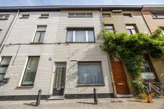 GEZELLIGE, RUIME (156m2), PERFECT ONDERHOUDEN STADSWONING MET KOER EN 4 SLPKS, op wandelafstand van historische binnenstad. Woning bestaande uit: Inkomhal, ruime woonkamer/salon (31,5m2), vernieuwde open keuken met plaats voor ontbijttafel, vernieuwde badkamer, ruime stadskoer, nachthal, 4 slaapkamers (, opbergzolder (via zolderluik). Alu ramen dubbel glas, rolluiken, aardgasverwarming (recente afzonderlijke stoven). EPC-Label D = geen renovatieplicht!! Scholen, winkels, openbaar vervoer enz. vlakbij. ABSOLUTE TOPWONING!! Bezoek enkel mogelijk op afspraak via mail.