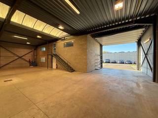 Het bedrijfsgebouw heeft een terreinoppervlakte van 1.679 m² en is uitstekend gelegen met snelle toegang tot de E34 via de N44 (ongeveer 8 km) en...