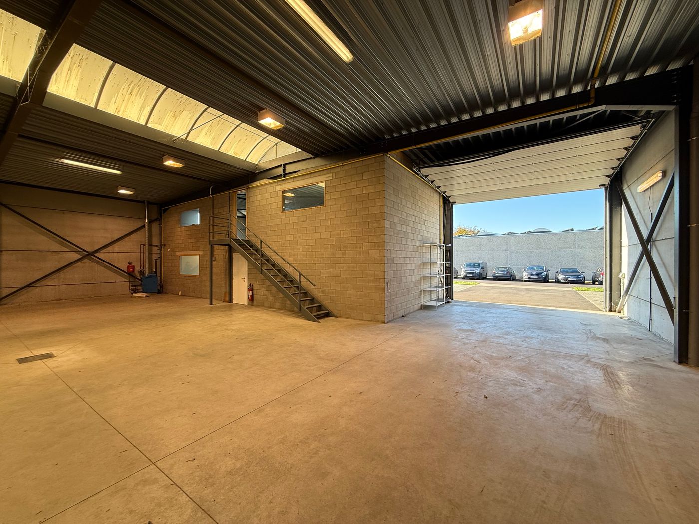 Magazijn/werkatelier met kantoor op toplocatie in Maldegem - photo 3