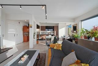 <p><strong>Te koop: halfopen appartement in het centrum van Evere, nabij NAVO, openbaar vervoer en invalswegen</strong><br /><br />Dit appartement biedt een praktische indeling en een gunstige ligging voor wie dicht bij alle voorzieningen wil wonen. Met drie slaapkamers is het ideaal voor een gezin of wie extra ruimte zoekt voor een bureau of hobbykamer. De residentiële buurt combineert een vlotte bereikbaarheid dankzij de nabijheid van het treinstation en belangrijke verbindingswegen. Het pand ligt op wandelafstand van groen, waardoor u ook buiten kunt genieten. Bovendien beschikt het appartement over een garage en kelder voor extra comfort en opslagruimte.<br /><br /><u><strong>Indeling:</strong></u><br />• Woonkamer met grote ramen en veel natuurlijk licht<br />• Functionele keuken met plaats voor eethoek<br />• Drie slaapkamers, geschikt voor gezin of thuiswerk<br />• Badkamer en douchekamer<br />• Garage<br />• Kelder<br /><br /><u><strong>Troeven:</strong></u><br />• Centrale ligging nabij NAVO, openbaar vervoer en treinstation<br />• Drie volwaardige slaapkamers<br />• Residentiële buurt met vlotte toegang tot invalswegen<br />• Garage en kelder inbegrepen<br />• Het kan eenvoudig opnieuw worden opgedeeld in twee appartementen.<br /><br />Meer informatie of een bezoek met Thomas Rummens? Contacteer ons via +3223351115<br />JOUW DROOMAPPARTEMENT. ZO GEVONDEN!</p>