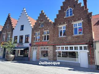 Handelsruimte gelegen in Brugge centrum. Voorwaarden en afwerking zijn bespreekbaar. Het betreft een winkelruimte van ca. 106m², dewelke zich op heden in een "Casco" (Wind- en Waterdichte) toestand bevindt, en dewelke verder ingericht dient te worden. De geafficheerde huurprijs betreft de verhuring in de huidige toestand, waarbij de huurder de ruimte zelf verder afwerkt. De verhuurder staat er evenwel ook voor open om in onderling overleg met de huurder zelf in te staan voor verdere afwerking/inrichting, en waarbij de huurprijs dan ook in functie van de afwerkings-/inrichtingswerken verder overeengekomen dient te worden. Gelegen in de nabijheid van de kunsthumaniora, verschillende handelszaken en horecazaken. EPC in opmaak. Graag meer informatie of een bezoek inplannen, neem contact met ons kantoor: 050/45 03 45.