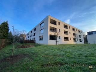 <p><span> </span></p><p><span>Recente assistentiewoning in parkomgeving, pal in het centrum van Borgloon</span></p><p><span>Bent u op zoek naar een comfortabele woonoplossing voor uzelf, of een interessante investering met toekomstperspectief? Deze prachtige, instapklare assistentiewoning combineert rust, comfort en zorg op maat op een toplocatie in het hart van Borgloon.</span></p><p><span>Wonen op een prachtige locatie</span><span><br />Deze assistentiewoning bevindt zich in een rustige, groene parkomgeving en biedt een aangename balans tussen privacy en sociaal contact, volledig naar eigen wens. De residentie ligt in het centrum, op wandelafstand van winkels, horeca en openbaar vervoer. Bovendien bevinden een Spar-winkel en de doktersassociatie De Parel zich in de onmiddellijke nabijheid.</span></p><p><span>Zorg à la carte zelfstandig wonen met ondersteuning</span><span><br />Hier kiest u voor een thuis waar u zo lang mogelijk zelfstandig kunt wonen, met zorg en ondersteuning op maat wanneer dat nodig is. U geniet onder meer van:</span></p><ul><li><span>ondersteuning door een woonassistent</span></li><li><span>aandacht voor veiligheid en comfort</span></li><li><span>dag- en nachtpermanentie en medische bijstand</span></li></ul><p><span>De assistentiewoning voldoet aan de specifieke voorwaarden van het woonzorgdecreet van 13 maart 2009, zowel op bouwkundig vlak als op het gebied van dienstverlening.</span></p><p><span>Indeling</span></p><ul><li><span>Inkomhal</span></li><li><span>Leefruimte met open keuken</span></li><li><span>Slaapkamer</span></li><li><span>Badkamer</span></li><li><span>Berging</span></li><li><span>Kelderberging</span></li></ul><p><span>Op het gelijkvloers bevindt zich bovendien een gemeenschappelijke ontmoetingsruimte met kitchenette, ideaal voor sociaal contact in een aangename omgeving.</span></p><p><span>Comfort en afwerking</span></p><ul><li><span>Instapklaar (geschilderd en voorzien van lichtarmaturen)</span></li><li><span>Vloerverwarming</span></li><li><span>Ventilatiesysteem C+ volgens EPB-norm</span></li><li><span>Lift aanwezig</span></li><li><span>Thermische en akoestische isolatie</span></li><li><span>E-peil: 47</span></li><li><span>Specifiek energieverbruik: 75,96 kWh/m²</span></li><li><span>Volledig aangelegde tuinen in het parkgebied</span></li></ul><p><span>De residentie straalt rust uit en biedt een bijzonder aangename woonomgeving.</span></p><p><span>Voor eigen bewoning of als investering</span><span><br />Vanaf 65 jaar kan men de assistentiewoning zelf bewonen. Aankoop als belegging behoort eveneens tot de mogelijkheden.</span></p><p><span>Interesse?</span><span><br />Bezoeken zijn mogelijk na voorafgaande afspraak via ons kantoor op </span><span>012 26 22 05</span><span>.</span></p>