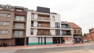 Op een toplocatie in het centrum van Roeselare, op wandelafstand van winkels, horeca en openbaar vervoer, bevindt zich dit prachtig afgewerkte nieuwbouwappartement gelegen op de derde verdieping in residentie "HOX". Dankzij de uitstekende ligging geniet u van alle voorzieningen binnen handbereik, terwijl u woont in een energiezuinig appartement met alle hedendaagse comfort.<br /><br />Het appartement is volledig nieuw, reeds geschilderd en instapklaar. De lichtrijke leefruimte is voorzien van stijlvolle verlichting en sluit aan op een volledig geïnstalleerde open keuken met kwalitatieve toestellen. Verder beschikt het appartement over één volwaardige slaapkamer, waar reeds gordijnen voorzien zijn, en een moderne badkamer uitgerust met een comfortabele inloopdouche.<br /><br />Een absolute troef is het ruime terras van maar liefst 18 m², waar u in alle rust kunt genieten van de buitenlucht.<br />Daarnaast is het appartement uitgerust met airconditioning, wat zorgt voor extra wooncomfort tijdens warme zomerdagen.<br />Bij het appartement hoort bovendien een autostaanplaats, te huur aan € 70/maand.<br /><br /><u>Beschikbaar</u> : Onmiddellijk<br /><u>Gemeenschappelijke kosten</u> : €60/maand<br /><br /><u>Op zoek naar een energiezuinig appartement met één slaapkamer?:</u><br />Ga naar de website www.dicasa.be, klik op het pand dat je wenst te huren en vul via de knop "Bezoek aanvragen" een kort profiel in. Daarna nemen we contact met je op voor een bezoek. Telefonisch kunnen er geen afspraken gemaakt worden.<br />