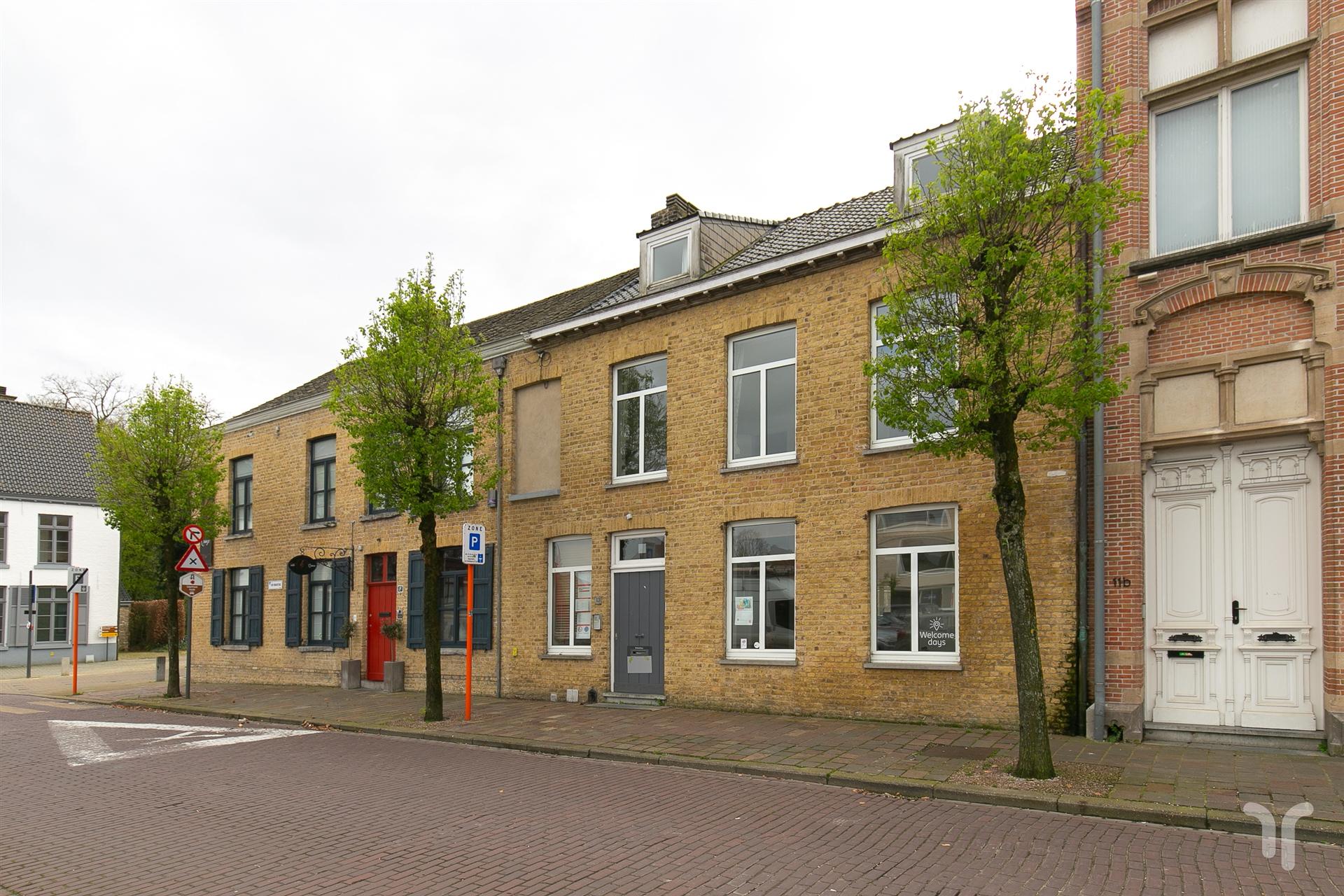 Commercieel gelegen kantoorgebouw met parking, uitweg en appartement met 3 slaapkamers. - foto 1