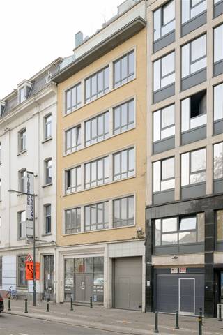 Stijlvol appartement in hartje BrusselOntdek dit prachtige twee-slaapkamerappartement, gelegen op de vierde verdieping van een volledig gerenoveerd gebouw van een kleine mede-eigendom. Geniet van een eigentijdse woonervaring, op wandelafstand van de Dansaertwijk, de Marollen en het Sint-Gillisvoorplein.De ruime woonkamer baadt in natuurlijk daglicht dankzij de grote ramen en biedt een schitterend uitzicht over de boomkruinen en Brusselse skyline. De leefruimte bevat een moderne uitgeruste keuken met opbergwand achter gordijn. Tussen het nacht- en daggedeelte loopt een ruime gang met een aangename plek aan een groot raam gericht op het westen.Aan de rustige achterzijde bevindt zich een ruime hoofdslaapkamer. De stijlvolle badkamer is uitgerust met een bad met geïntegreerde douche en dubbele wastafel. Er is een apart toilet. De tweede slaapkamer doet vandaag dienst als bibliotheek en home office.Het pand ligt in een levendige buurt met statig erfgoed, parken en pleinen en uitstekende verbindingen met fiets, tram, metro en trein. Parking is aanwezig in nabijheid van het pand, en mogelijks in huurformule in de parkeergarage van het gebouw. Het appartement is energiezuinig en baadt dankzij goede oost-west oriëntatie in ochtendlicht aan de voorzijde, en avondzon aan de achterzijde. De gemeenschappelijke kosten voor syndicus, liftonderhoud, schoonmaak, etc. zijn 140 euro per maand. Hier woont u in stijl, met alle comfort en charme van het Brusselse stadsleven binnen handbereik.