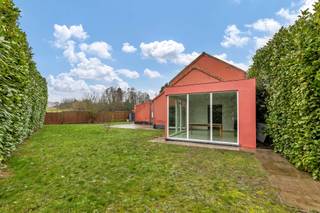<p>Deze instapklare half-open bebouwing op de Ninoofsesteenweg 216 in Lennik combineert<strong> charme </strong>met<strong> modern wooncomfort.</strong> De woning, gebouwd in 1930 en<strong> gerenoveerd in 2020</strong>, biedt ongeveer 190 m² bewoonbare oppervlakte met<strong> lichtrijke leefruimtes,</strong> een <strong>moderne keuken, drie volwaardige slaapkamers</strong> en twee badkamers en op het eerste verdiep bevindt zich een <strong>extra keuken</strong> die kan omgevormd worden naar nog een kamer. Op het perceel van 630 m² geniet je bovendien van een<strong> aangename tuin met terras</strong>, ideaal voor ontspanning.</p><p></p><p>De ligging vormt een extra troef, je woont hier met een <strong>vlotte verbinding naar Brussel en Ninove</strong>, terwijl <strong>winkels, scholen en openbaar vervoer </strong>zich in de <strong>nabije omgeving </strong>bevinden. Tegelijk geniet je van de <strong>groene, rustige omgeving</strong> van het <strong>Pajottenland. </strong>Kortom, een comfortabele en goed gelegen woning met ruimte en kwaliteit. Stedenbouwkundige inlichtingen in aanvraag. Maatregelen opgenomen in het maatregelenregister: nee. </p>