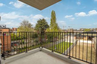 <p>Nieuwbouwappartement met 2 slaapkamers en terras te koop onder REGISTRATIERECHTEN</p><p>Dit nieuwbouwappartement bevindt zich op een uitstekende locatie in Merksem nabij de Bredabaan. Vlotte bereikbaarheid en op wandelafstand van scholen, winkels en openbaar vervoer.</p><p>Indeling: inkomhal met gastentoilet, via moderne glazen deur naar lichte leefkamer op parket, volledig ingerichte luxe-keuken met alle toestellen, bijkeuken/technische ruimte, volwaardig terras, 2 slaapkamers aan de voorzijde, badkamer met instapdouche en 2de toilet.</p><p>Extra's:</p><p>- Verkoop nieuwbouw onder registratierechten</p><p>- Super-energiezuinige appartementen: zonnepanelen, volledige geïsoleerd, vloerverwarming,…</p><p>- Lage algemene kosten!</p><p>Info/bezoek: 03/283 83 00 - noord@sinjoor.be<br /> </p>