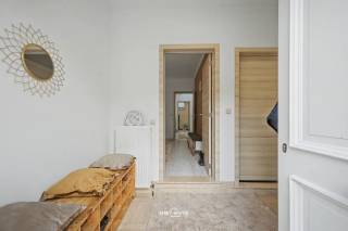 Op een topligging in centrum Beveren, op slechts 400 meter van de Grote Markt, bevindt zich deze gerenoveerde woning (2020) met 4 slaapkamers en een EPC C (212) – net geen label B.<br />Je komt binnen in een ruime inkomhal met handige berging, die doorloopt naar de gezellige leefruimte. Achteraan bevindt zich de vernieuwde, volledig geïnstalleerde keuken (2020) met plaats voor een ontbijthoek.<br />Verder vind je op het gelijkvloers nog een badkamer en een kelder voor extra opslagruimte.<br />Op de eerste verdieping bevinden zich drie ruime slaapkamers, een apart toilet en een wasruimte. Van hieruit heb je ook toegang tot het ruime dakterras.<br />Via een vaste trap bereik je de afgewerkte zolder, die perfect kan dienen als vierde slaapkamer, hobbyruimte of bureau.<br />Buiten is er nog een gezellige stadskoer, ideaal om te genieten van de buitenlucht met weinig onderhoud.<br />Technische troeven:
• Gerenoveerd in 2020
• EPC C (212) – net geen B
• Verwarming met condensatieketel op gas (2020)
• Elektriciteit conform tot 2046
• 4 slaapkamers
• Ruim dakterras<br />Een ideale woning voor wie centraal wil wonen met veel ruimte en comfort.<br />Op zoek naar een ruime woning met aparte woonunit op een uitzonderlijke ligging?
Contacteer ons via 052 46 38 03 voor meer informatie of een bezoek.