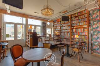 Achter een karaktervolle gevel bevindt zich dit charmante boekencafé, een opportuniteit voor investeerders. Het beschikt over een gezellig en zonnig terras en wordt al 10 jaar verhuurd aan een betrouwbare huurder. Dat vertaalt zich in een stabiel rendement met een maandelijkse huuropbrengst van €1.260,52.<br /><br />Ook de locatie is een troef. Gelegen aan de Bolivarplaats geniet het pand van een mooie passage. Dankzij deze ligging op de grens tussen ’t Zuid en Nieuw-Zuid spreekt dit café een ruim en divers cliënteel aan. Bovendien is het vlot bereikbaar: met de wagen via de Ring en met het openbaar vervoer dankzij de tramhalte voor de deur en station Antwerpen-Zuid. <br /><br />Interesse? Contacteer ons vandaag nog voor meer informatie!<br /><br /><br /><strong>INDELING</strong><br /><br />Café (90,9 m²): met toog, keukentje en koelcel.<br />Toiletten (12,5 m²) op het tussenverdiep: met 2 toiletten en 2 urinoirs.<br />Ruime kelder (40,6 m²).<br /><br /><strong>EXTRA</strong><br /><br />EPC: C.<br />Overal dubbel glas.<br />Gemeenschappelijke kosten: ongeveer 50 euro/maand.<br />Vastgesteld bouwkundig erfgoed.<br /><br />(woongebied, vergunning, geen verkavelingsvergunning, geen voorkooprecht, geen rechterlijke herstelmaatregel)<br /> 