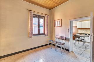 <p>Op een uitstekende ligging langs de Gaversesteenweg, vlakbij het centrum van Deinze en met een vlotte verbinding naar Gent en Kortrijk, bevindt zich deze te renoveren halfopen bebouwing op een ruim perceel van circa 725m².</p><p></p><p>Deze woning biedt tal van mogelijkheden voor wie op zoek is naar een renovatieproject met toekomst. </p><p>Dankzij de praktische indeling en de aanwezige ruimte is dit pand bijzonder geschikt voor zowel particulieren als zelfstandigen of investeerders die hun eigen visie willen realiseren.</p><p></p><p>Op het gelijkvloers vindt u een woonkamer, twee slaapkamers waarvan één ruime, een badkamer, een keuken en een bijkeuken. Daarnaast beschikt de woning over een kelder en zijn er uitgebreide opbergmogelijkheden aanwezig, wat extra troeven biedt voor hobbyisten of wie nood heeft aan extra ruimte. </p><p></p><p>De volledige woning beschikt bovendien over een ruime zolder, die bijkomende mogelijkheden creëert. </p><p>De aanpalende berging biedt dan weer potentieel om omgevormd te worden tot extra woonoppervlakte.</p><p>De brede oprit zorgt voor een vlotte toegang tot het perceel en biedt voldoende parkeergelegenheid op eigen terrein.</p><p></p><p>Dit eigendom vormt een unieke kans om een woning volledig naar eigen smaak en noden te renoveren, en dit op een strategische locatie met een uitstekende bereikbaarheid.</p>
