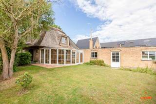 Op zoek naar een <strong>ruime, vrijstaande woning </strong>met heel wat potentieel? Dan is deze woning ideaal!<br /><br />Via de inkomhal komt u in de <strong>lichtrijke woon- en eetkamer</strong>.<strong> </strong>Aansluitend ligt de keuken, voorzien van een handige <strong>berging </strong>en aparte <strong>wasruimte</strong>. Achteraan de woning bevindt zich een <strong>ruime veranda</strong> die een <strong>prachtig zicht biedt op de tuin</strong> en een extra dimensie geeft aan het wonen. Daarnaast beschikt de woning over een <strong>ruime garage</strong>, die plaats biedt aan maar liefst vier wagens. Op de eerste verdieping vindt u <strong>drie comfortabele slaapkamers</strong> en een ruime badkamer. Vanuit de nachthal is er bovendien toegang tot de <strong>zolderverdieping</strong>, een royale ruimte die nog volledig naar wens kan worden ingericht.<br /><br />Deze eigendom op Grote Baan 244 in Lovendegem biedt u alle comfort en mogelijkheden, gecombineerd met een centrale ligging vlak bij Gent en belangrijke invalswegen.<br /><br />Wenst u deze unieke woning te bezoeken? Contacteer Laura via <strong>0492 07 26 62</strong>