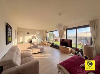 <p><span>Prachtig penthouse met 2 slaapkamers en twee ruime terrassen op een toplocatie!</span></p><p><span>Dit 2 slaapkamer appartement geniet van alle comfort! Met twee ruime terrassen en een goede locatie heeft dit appartement alle troeven!</span></p><p><span> </span></p><p><span>Het appartement heeft de volgende indeling</span></p><p><span> </span></p><p><span>Inkomhal, leefruimte en keuken</span></p><p><span>Via de inkomhal kom je binnen en heb je direct toegang tot de leefruimte. Dankzij de grote raampartijen, geniet deze leefruimte van zeer veel natuurlijk lichtinval en een panoramisch zicht!</span></p><p><span>Via de leefruimte kan je dit prachtig terras dat gelegen is aan de achterzijde van het gebouw gelegen is.</span></p><p><span>Dankzij de oriëntatie van zuid west gericht kan je hier heerlijk genieten van de middag zon en avondzon.</span></p><p><span>De keuken is praktisch ingedeeld en heeft ook toegang tot het voorliggend terras. Deze is gezet op een onderhoudsvriendelijke tegelvloer</span></p><p><span>Een ruime koelkast met vriesvakje is aanwezig, eveneens als een oven, een afwasmachine en kookplaat. </span></p><p><span>Aansluitend vind u een ruime berging waar de aansluiting voor de wasmachine aanwezig is alsook de nodige ruimte voor opberg.</span></p><p><span> </span></p><p><span>Slaapkamers en badkamer</span></p><p><span>Er zijn 2 slaapkamers aanwezig, een aan de voorzijde van het gebouw als één aan de achterzijde. Via beide slaapkamers kan je ook de terrassen bereiken.</span></p><p><span>De ruime badkamer is voorzien van een ligbad, toilet en aparte douche.</span></p><p><span>Verder is er nog een apart gastentoilet aanwezig in de inkomhal.</span></p><p><span> </span></p><p><span>Een autostaanplaats is verplicht mee bij te huren!</span></p><p><span> </span></p><p><span>Beschikbaarheid & huurprijs</span></p><p><span>Huurprijs:</span><span> €1.190,00 / maand</span></p><p><span>Autostaanplaats</span><span>: €110,00 / maand</span></p><p><span>Maandelijkse kosten</span><span>: €110,00 / maand</span></p><p><span>Beschikbaar: </span><span>1/11/2026</span></p><p><span> </span></p>