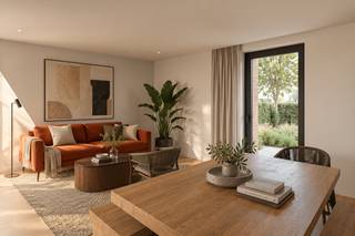 <p><strong>Ruim <span>gelijkvloers </span>nieuwbouwappartement met terras, warmtepomp, vloerverwarming en privatieve zonnepanelen</strong></p>
<p>Op de hoek van de <strong>Spoorwegstraat en Bert Leysenlaan in Balen</strong> bevindt zich dit ruime en energiezuinige <strong>nieuwbouwappartement A.0.2</strong> met een bruto oppervlakte van <strong>105,97 m²</strong> en een aangenaam terras van <strong>14,55 m²</strong>.</p>
<p>Dit appartement combineert modern wooncomfort met een praktische indeling en een hedendaagse energiezuinige afwerking. Dankzij de aanwezigheid van <strong>vloerverwarming met warmtepomp</strong> en <strong>privatieve zonnepanelen</strong> geniet je van een comfortabele woonervaring met aandacht voor energiezuinigheid en duurzaamheid.</p>
<p>Bij het betreden van het appartement kom je terecht in de <strong>inkomhal</strong>, met ruimte voor een vestiaire en toegang tot een apart toilet. De leefruimte vormt het hart van het appartement en biedt voldoende plaats voor een gezellige zithoek en eetruimte. Aansluitend bevindt zich de keuken, die nog volledig naar eigen smaak gekozen kan worden.</p>
<p>Verder beschikt het appartement over een praktische <strong>berging</strong>, ideaal als extra opbergruimte of technische ruimte. De nachtruimte geeft toegang tot de slaapkamer(s) en badkamer. Ook de verdere inrichting, zoals de <strong>vloerafwerking, keuken en badkamer</strong>, kan nog naar persoonlijke voorkeur worden bepaald. Zo krijgt u de kans om het appartement volledig af te stemmen op uw eigen woonstijl.</p>
<p>Het ruime terras van <strong>14,55 m²</strong> vormt een aangename buitenruimte waar u in alle rust kan genieten van een kop koffie, een aperitief of een gezellige buitenmaaltijd.</p>
<p><strong>Troeven van dit appartement</strong></p>
<ul>
<li><strong>105,97 m² bruto woonoppervlakte</strong></li>
<li><strong>14,55 m² terras</strong></li>
<li>Energiezuinige nieuwbouw</li>
<li>Vloerverwarming met warmtepomp en privatieve zonnepanelen</li>
<li>Afwerking nog naar eigen smaak: keuze in vloer, keuken en badkamer</li>
<li>Centrale ligging in Balen</li>
<li><strong>6% btw</strong> mogelijk mits voldaan wordt aan de wettelijke voorwaarden</li>
</ul>
<p><strong>Aankoopvoorwaarden</strong></p>
<p>Bij dit appartement is de aankoop van volgende zaken <strong>verplicht</strong>:</p>
<ul>
<li><strong>1 privatieve berging aan € 6.000 excl. btw</strong></li>
<li><strong>1 parkeerplaats aan € 25.000 excl. btw</strong></li>
</ul>
<p><span><strong>ACTIE: Snelle beslissers genieten tijdelijk van 50% korting op de aankoop van een tweede parkeerplaats</strong></span></p>