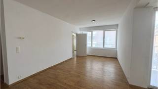 <strong>Comfortabel 2-slaapkamerappartement</strong> met <strong>Terras </strong>op een uitstekende ligging in de <strong>Godveerdegemstraat </strong>vlakbij het centrum van <strong>Zottegem</strong>.<br />De centrale ligging voorziet in een vlotte bereikbaarheid naar winkels, scholen, het station, ziekenhuis ( AZ Sint-Elisabeth ), horeca, sportinfrastructuur en de Bevegemse Vijvers (o.a. zwembad)!<br />+ Energielabel B! <br />+ Zeer goede mobiscore 8,8 op 10!<br /><br />Omvat een inkom, leefruimte, ingerichte keuken, 2 slaapkamers, badkamer met ligbad en terras<br />Kosten : + 50 euro / maand voorschot waterverbruik<br />#leukwonen #zottegem<br /><br />Beschikbaar Onmiddellijk vrij !