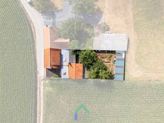 Ligging
<br />Deze halfopen bebouwing is gelegen in de Hooitstraat 6 te Tielt, op een bijzonder rustige en landelijke locatie. De woning bevindt zich in een doodlopende straat, waardoor u hier kan genieten van een aangename woonomgeving met weinig verkeer en veel privacy. De omgeving wordt gekenmerkt door een landelijk en groen karakter, ideaal voor wie houdt van rust en natuur.<br /><br />Algemeen
<br />Deze eigendom is gelegen op een perceel van 420 m² en biedt tal van mogelijkheden voor wie op zoek is naar een renovatie- of nieuwbouwproject. Dankzij de gunstige ligging biedt deze eigendom een uitstekende basis voor een nieuwbouwproject op maat. Een interessante kans voor wie op zoek is naar bouwgrond met de fiscale voordelen van een woning. Een aankoop kan mogelijk gebeuren aan 2% registratierechten in plaats van 12% zoals bij de klassieke bouwgrond, terwijl een sloop- en heropbouwproject onder de voorwaarden kan genieten van het verlaagde btw-tarief van 6%. <br /><br />Troeven<br />* Rustige ligging in een doodlopende straat<br />* Landelijke en groene omgeving<br />* Interessante opportuniteit voor renovatie of nieuwbouw<br /><br />Bent u op zoek naar een eigendom waar u in alle rust uw droomwoning kan realiseren? Dan is deze halfopen bebouwing in Tielt zeker een bezoek waard. Contacteer Loucka voor meer informatie of een bezoek ter plaatse.<br /><br />T: 0469 44 27 57<br />M: loucka@gentill.be
