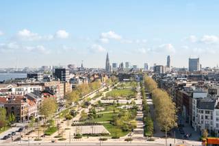 Ontdek dit lichtrijke en luxueus afgewerkte 2-slaapkamerappartement op de 11de verdieping van de Léon Stynenstraat 70, in het hart van het bruisende Nieuw Zuid. Vanuit elke ruimte geniet je van een adembenemend panoramisch vergezicht over het Zuidpark, de Schelde, het Justitiepaleis en de iconische skyline van Antwerpen.<br />De ruime leefruimte met volledig ingerichte designkeuken straalt klasse uit dankzij de stijlvolle afwerking in fineerparket en de aangename vloerverwarming die over het volledige appartement is doorgetrokken. Uniek aan deze woning zijn de twee grote terrassen — een zonneterras voor de zomer en een beschut winterterras — waar je het hele jaar door in alle rust kunt genieten van het wijdse uitzicht over de stad en haar herkenbare landmarks. Verder beschikt het appartement over twee volwaardige slaapkamers met panoramisch uitzicht, een moderne badkamer met kwaliteitsmaterialen, en een aparte technische berging uitgerust met wasmachine, droogkast en ventilatiesysteem. De sanitaire ruimtes zijn afgewerkt met onderhoudsvriendelijke keramische vloertegels. Dit comfortabele, energiezuinige en kwalitatieve appartement biedt een uitzonderlijke woonbeleving op een absolute toplocatie in Antwerpen.Mogelijkheid tot aankoop van een autostaanplaats (€37.000). Ruime privatieve kelder inbegrepen.