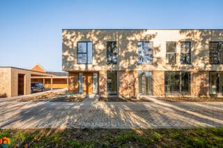 Op een prachtige en rustige locatie in Noorderwijk, vlakbij het centrum, winkels, scholen en openbaar vervoer, bevindt zich deze energiezuinige nieuwbouwwoning (BEN) met 3 slaapkamers. De woning combineert privacy en groen uitzicht met de voordelen van modern wonen volgens de strengste energienorm: Bijna Energie Neutraal (E-peil < 20). Bovendien is er in Diesterpark te Noorderwijk onder bepaalde voorwaarden aankoop aan 6% BTW mogelijk.<br /><br />Deze stijlvolle villa wordt uitgerust met een warmtepomp, vloerverwarming, zonnepanelen, een volledig ingerichte keuken en een moderne badkamer. U heeft nog de mogelijkheid om de afwerking mee te bepalen volgens het lastenboek.<br /><br />Benieuwd hoe het zou zijn om wakker te worden in deze woonst? Neem hier alvast een kijkje in dit wondermooi nieuwbouwproject.<br /><br />We betreden de woning via de inkomhal met gastentoilet en vestiaire. De lichtrijke leefruimte biedt plaats voor een gezellige zithoek en een aparte eetruimte. De open keuken is mooi geïntegreerd en voorzien van kwalitatieve toestellen. Vanuit de leefruimte heeft u toegang tot het ruime terras en de zonnige tuin, waar u in alle rust en privacy kunt genieten. Op het gelijkvloers vindt u tevens een praktische berging. Op de eerste verdieping geeft de nachthal toegang tot drie slaapkamers, een apart toilet en een badkamer uitgerust met dubbele lavabo, inloopdouche en bad. Carport verplicht bij aan te kopen.<br /><br />Dit is een uitstekende opportuniteit als u op zoek bent naar een kwalitatieve nieuwbouw woning met 3 slaapkamers op een centrale locatie. Contacteer ons voor meer informatie op 0474/78 07 73 of neem een kijkje op www.boonstravastgoed.be.<br /><br />Bijzonderheden:<br />- Nieuwbouw<br />- 3 slaapkamers<br />- Rustige ligging