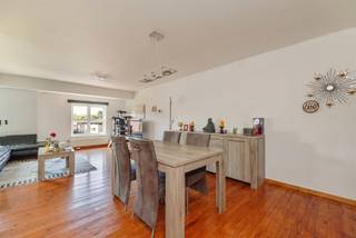 <p><span>In het hart van Burcht, in een kleinschalige residentie, kan je dit charmant appartement te koop vinden. Het biedt een uitstekende bereikbaarheid, winkels, scholen, openbaar vervoer en tal van voorzieningen voor sport en ontspanning bevinden zich op wandelafstand, waardoor u geniet van een comfortabele en praktische woonomgeving.</span></p><p><span>Het appartement is gelegen op de tweede verdieping van een gebouw uit </span><span>1993 </span><span>en</span><span> telt heel wat positieve kenmerken waaronder een leuke </span><span>plankenvloer</span><span>, </span><span>airco </span><span>in de leefruimte en slaapkamer en een </span><span>bewoonbare oppervlakte</span><span> van maar liefst </span><span>93m² </span><span>die twee ruime slaapkamers telt.</span><span> </span><span>(cfr. EPC)</span></p><p><span>Indeling</span><span>:</span></p><p><span>- inkomhal</span></p><p><span>- ruime, lichtrijke woonkamer</span></p><p><span>- open keuken</span></p><p><span>- berging</span></p><p><span>- terras</span></p><p><span>- gastentoilet</span></p><p><span>- eerste slaapkamer met airco</span></p><p><span>- tweede slaapkamer</span></p><p><span>- badkamer met bad / douche en dubbele lavabo</span></p><p><span>Troeven</span></p><p><span>- mogelijkheid tot huren van berging/staanplaats</span></p><p><span>- airco in leefruimte en slaapkamer<br />- op te frissen staat, veel mogelijkheden </span></p><p><span>- Bewoonbare oppervlakte 93m² + 2m² terras</span></p><p><span>- EPC label B</span></p><p><span>Ben je op zoek naar ander vastgoed, een investering of wens je de waarde van jouw eigendom te kennen? Dan ben je bij BOLT Immo aan het juiste adres! Wij helpen jou graag verder.</span></p>