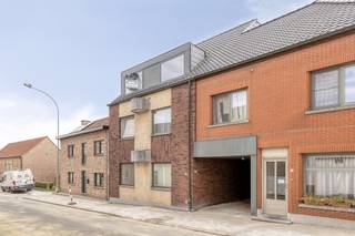 <p><span>Op zoek naar een </span><span>gezellig en praktisch dakappartement</span><span> in een rustige buurt?<br />Dit </span><span>netjes onderhouden 2-slaapkamerappartement van 85m²</span><span> biedt een lichtrijke woonkamer met eetplaats en </span><span>open keuken</span><span>, een verzorgde badkamer, berging, inkom-nachthal en is </span><span>zuidgericht . </span><span>Gelegen op de 2de verdieping met mooi uitzicht over Herzele.</span></p><p><span>Rustig gelegen en toch dichtbij :winkels, openbaar vervoer, scholen, centrum en uitvalswegen.</span></p><p><span>Extra troef: een </span><span>aparte garage </span><span>is inbegrepen!</span></p><p><span>Troeven:</span></p><ul><li><span>2 slaapkamers</span></li><li><span>energiezuinig, label C</span></li><li><span>elektriciteit conform</span></li><li><span>extra bergzolder : 30m²</span></li><li><span>Open keuken en gezellige leefruimte</span></li><li><span>Externe garage( € 25.000) inbegrepen</span></li></ul><ul><li><span>Rustige ligging in Herzele</span></li><li><span>Geen SYNDICUS: dus ook geen kosten</span></li><li><span>Gebruik van EXTRA mooie tuin!</span></li></ul><p><span> </span></p><p><span>Dit appartement is ideaal voor wie op zoek is naar een </span><span>comfortabele woonst met garage</span><span> op een rustige, maar toch goed bereikbare locatie.</span></p><p><span> </span></p><p><span>Ideaal voor starters, koppels of investeerders</span><span>!!</span></p><p><span> </span></p><p><span>Interesse?</span></p><p><span>0475/ 51 34 67 vraag naar Jean-Pierre</span></p><p><span><span>jean-pierre@janssenenjanssen.be</span></span><span> </span></p><p><span> </span></p>