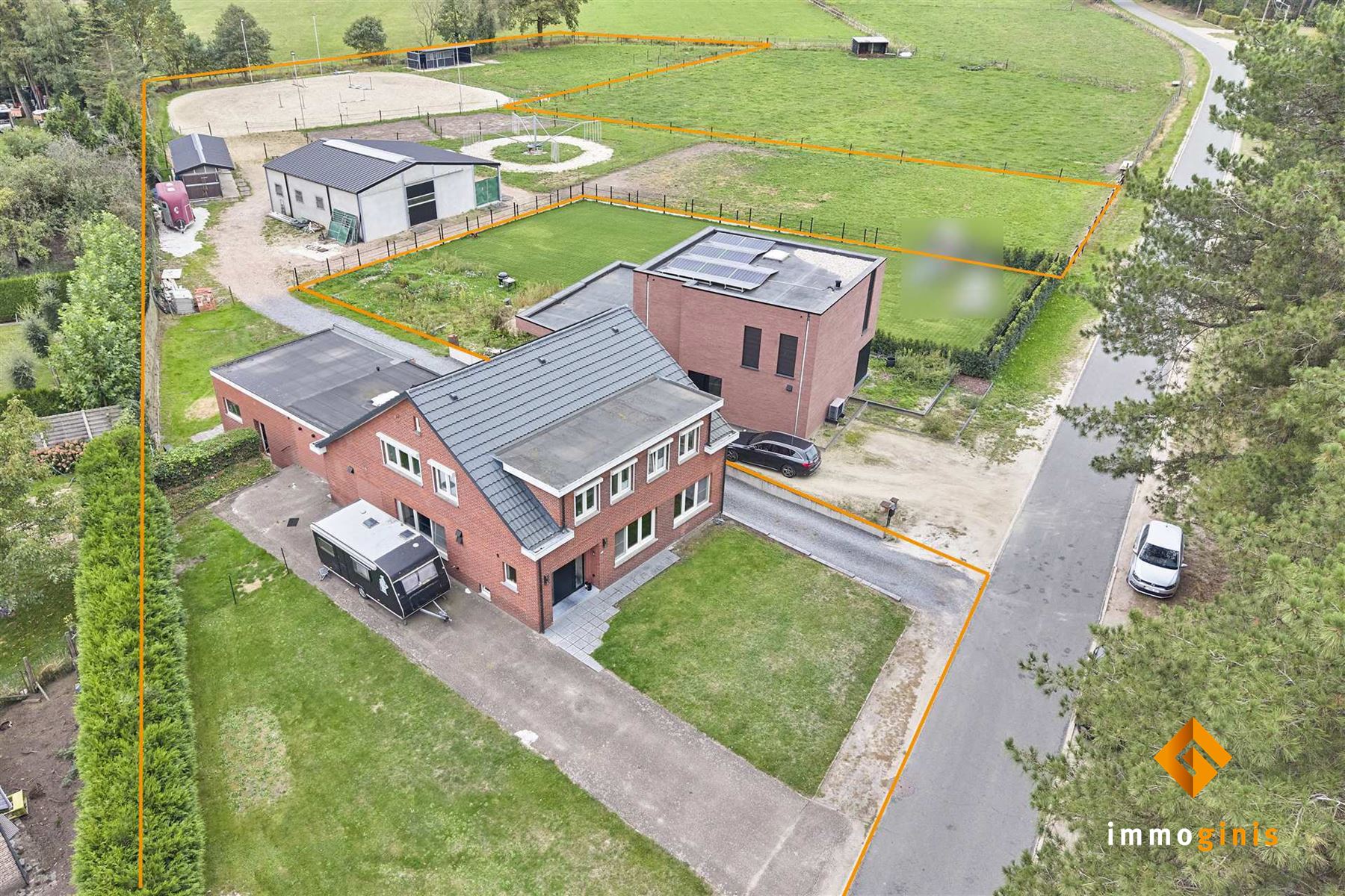 Ruime, gerenoveerde woning met 6 slaapkamers en loods (180m²) op een perceel van 71a44ca. - foto 1