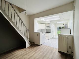 Deze woning nabij het centrum van Heverlee, Heilig Hartinstituut, bedrijvenpark Haasrode etc. bestaat op het gelijkvloers uit een inkomhal,...