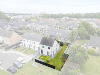 <strong>Topper: Energiezuinige woning op uitstekende ligging.</strong><br />Deze moderne halfopen woning biedt je alle comfort dankzij de recente bouw, de kwalitatieve afwerking en het instapklare karakter. De lichtrijke leefruimtes, drie slaapkamers, afgewerkte zolder en de zonnige tuin creëren een aangename plek om meteen thuis te komen.<br />De ligging is een echte troef: in een kindvriendelijke buurt op een boogscheut van winkels, scholen en belangrijke invalswegen, waardoor je vlot overal geraakt.
<ul>
	<li>Zuidgerichte tuin</li>
	<li>Zonnepanelen </li>
	<li>Parking en mogelijkheid voor carport te bouwen</li>
	<li>Drie slaapkamers</li>
	<li>Afgewerkte zolder</li>
	<li>Volledig geschilderd</li>
</ul>
<strong>Richtprijs: €450.000</strong><br /><br />Is je interesse gewekt? Contacteer ons gerust voor meer informatie of een bezoek!